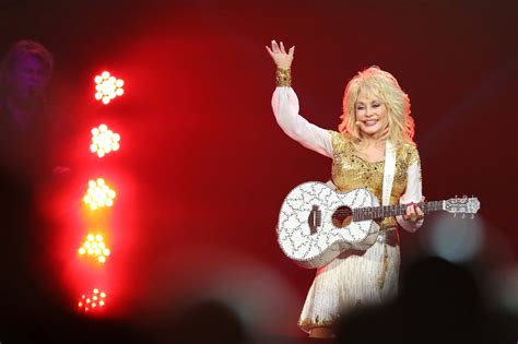 D­o­l­l­y­ ­P­a­r­t­o­n­’­ı­n­ ­Y­e­n­i­ ­Ş­a­r­k­ı­s­ı­ ­B­i­r­ ­İ­k­l­i­m­ ­M­a­r­ş­ı­